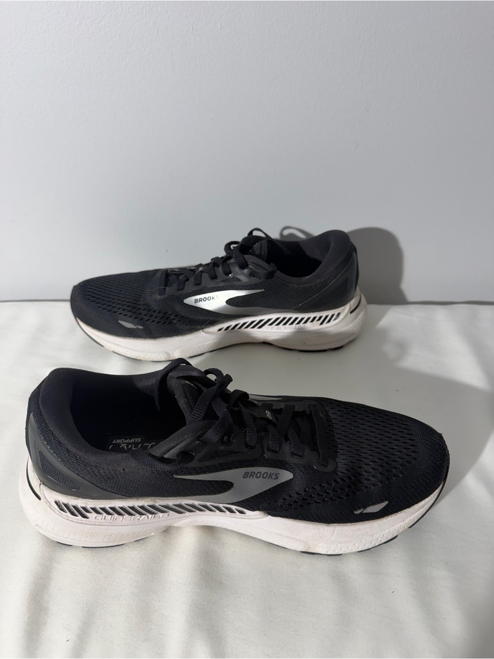 Brooks Adrenaline GTS 23 Running Sneaker Women 9. 5 Black Athletic WShoe